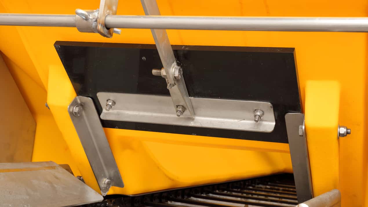 POLYCASTER™ Spreader Poly Broadcast Spreader FISHER®